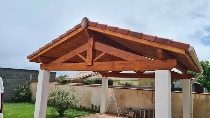 Carport bois sur-mesure avec charpente apparente et toiture tuile canal en Tarn-et-Garonne