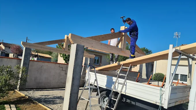 Équipe SCM82 en pleine pose de charpente bois sur chantier neuf à Montauban