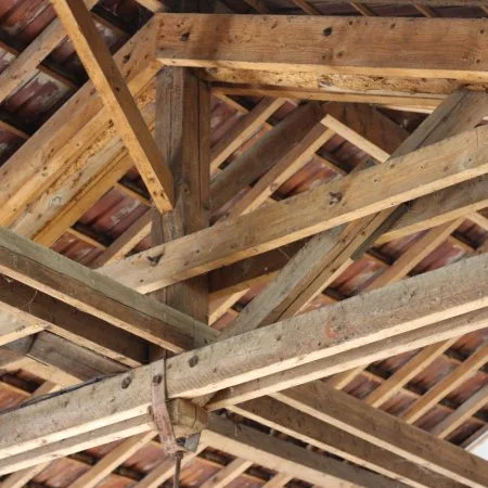 Charpente traditionnelle ancienne préservée par SCM82 — savoir-faire patrimoine