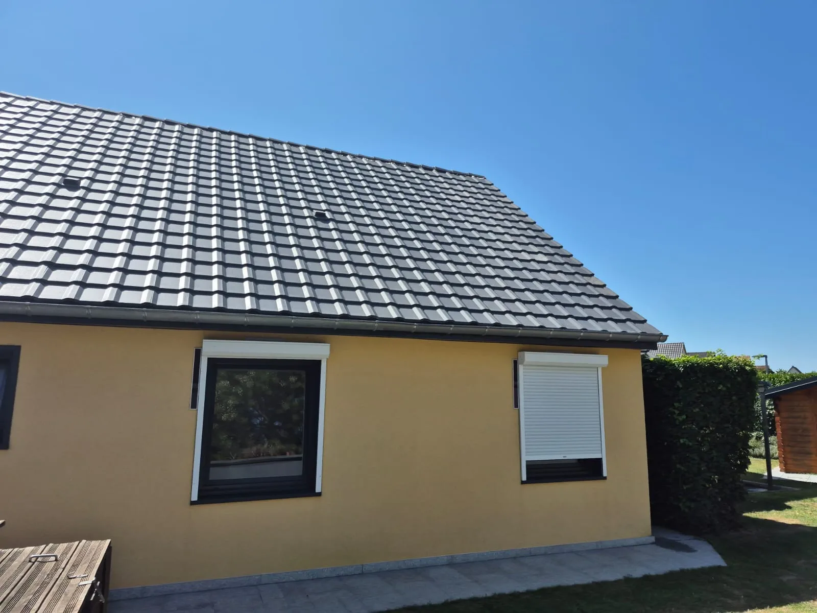 Couverture neuve en tuile plate anthracite — pose réalisée par SCM82