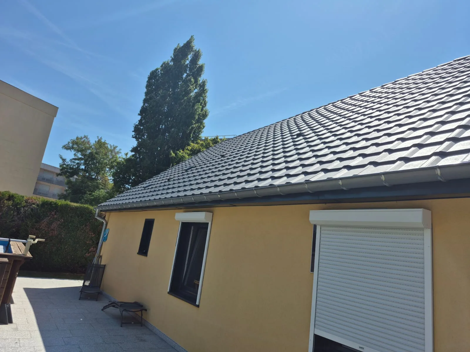 Couverture tuile plate anthracite SCM82 — vue depuis le pignon
