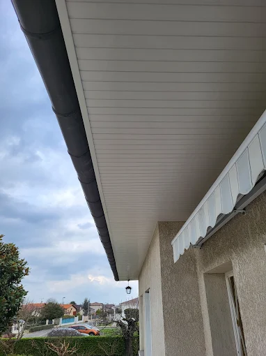 Pose gouttière zinc anthracite et lambris PVC blanc — détail finition SCM82