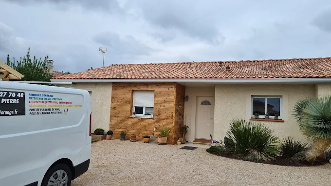 Camionnette SCM82 Steis Couvreur en intervention sur une maison à Montauban